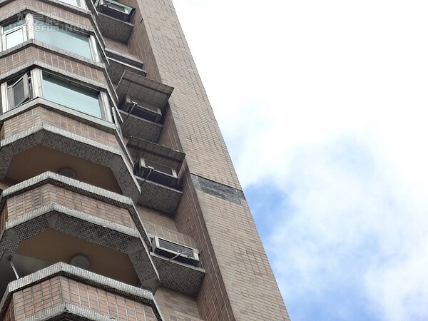 外牆磁磚鬆動脫落 (新北市政府提供)