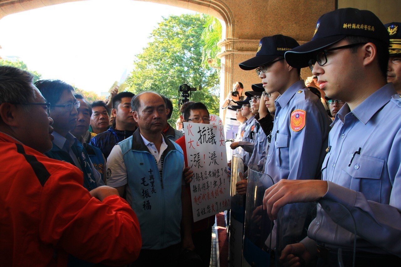 十興里長毛振福說，上次抗議時，縣長邱鏡淳有承諾，但經由縣議會、議員們連署提案之後，縣長卻仍我行我素，他才決定要讓民眾到現場來展現想法。記者郭政芬／攝影