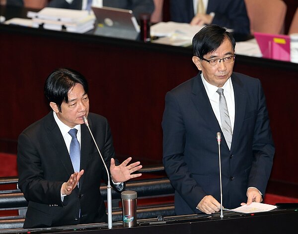 行政院長賴清德(左)上午在立法院表示,為了確保國人行車安全,台鐵改革在所難免勢在必行,普悠瑪號、太魯閣號採雙駕駛,但有關人力負擔部分可考慮以退休人員。右為交通部長吳宏謀。 聯合報系記者曾吉松/攝影