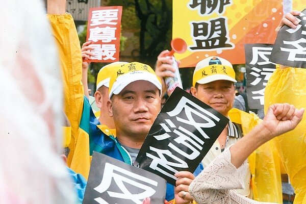 軍教人員提出的一萬六千多件關於年改的訴願案，行政院訴願委員會不是駁回就是不受理，全軍覆沒。 圖／聯合報系資料照片