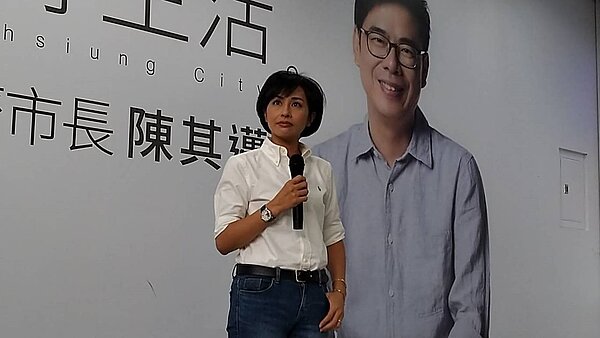 針對LINE群組發文「老婆陪睡說」風波,綠委邱議瑩自認沒失言、沒做錯,她的夫婿客委會主委李永得上午表示,邱議瑩講得非常精準。 記者蔡孟妤/攝影