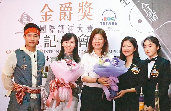 高雄市文化局與中華民國國際調酒協會合辦金爵獎,11月17、18日在高雄岡山文化中心舉行。 記者徐如宜/攝影