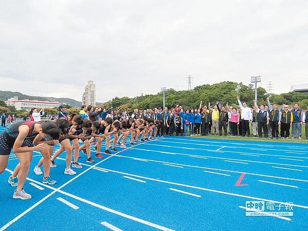 新北市長朱立倫30日上午出席「錦和運動公園田徑場PU跑道設施更新工程」啟用典禮,朱立倫致詞時反酸蘇貞昌任內任內興建24所學校的說法。(葉書宏攝)