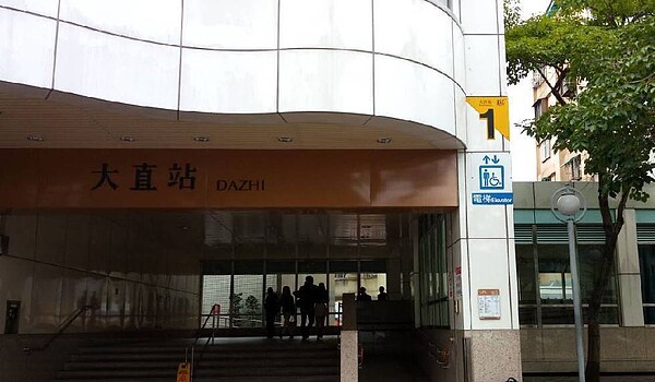 台北捷運大直站今早8點一名年約50歲男子搭乘電扶梯準備出站時跌倒，右手手指遭扶手帶間隙夾入。圖／北捷公司提供