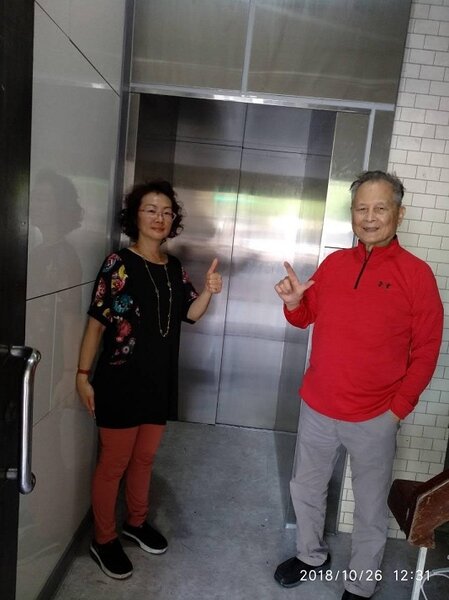住戶有電梯搭乘後，出入更方便。（圖／台北市政府提供）