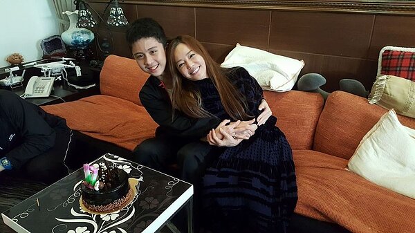 孫安佐(左)返台路迢迢。 圖/摘自臉書