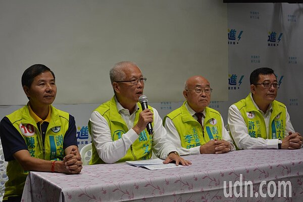 無黨籍新竹市長候選人謝文進(左二)今天批判新竹市政府推出的200億輕軌計畫,是錢坑、倒閉計畫。記者林家琛/攝影