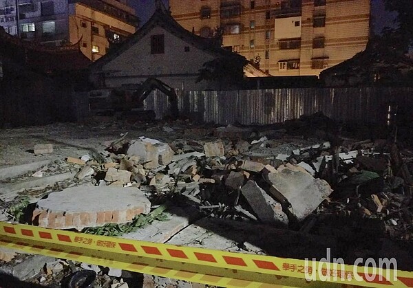 位於新莊路214巷西側的新莊警分局長舊宿舍,22日至23日晚間遭拆,與東側宿舍群合起來是新莊唯一保存的日治宿舍群。記者魏翊庭/攝影