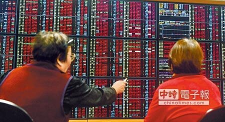 美股大漲,激勵亞股向上走高,台北股市31日開高走高,收盤大漲276.02點,收在9802.13點,成交金額約新台幣1289億元。(顏謙隆攝)