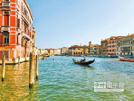 威尼斯有太多的河、太多的橋了，隨便從哪一座橋上一躍，就墜入了威尼斯的死亡魔咒之中。（盧玉文攝） 