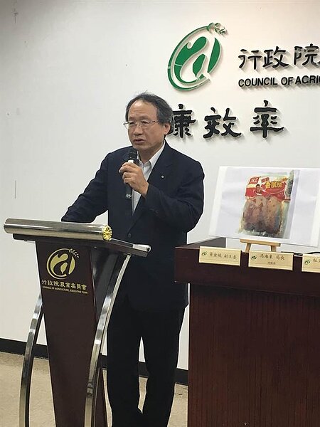 農委會副主委黃金城表示，此次驗出帶有病毒的「双匯」香腸，是小三通旅客在入關前即丟棄於旅客農產品棄置箱。（游昇俯攝）
