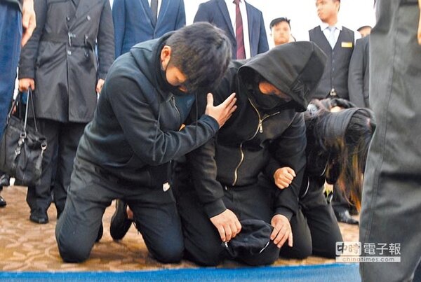 普悠瑪事故聯合公祭昨天在台東市立殯儀館舉行，司機員尤振仲在兒女攙扶下向罹難者致哀時，跪倒靈堂，泣不成聲。（莊哲權攝）