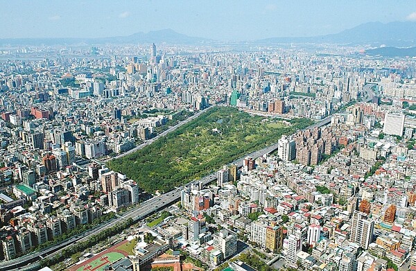 內政部營建署昨(31)日發布107年第2季全國房價負擔能力指標統計,全國平均買房要九年不吃不喝。 圖/聯合報系資料照片