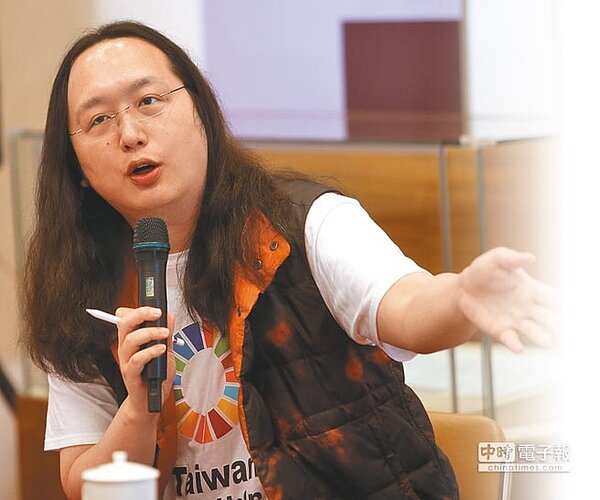 行政院政委唐鳳表示,新聞工作者只要揣測時手中有一定的證據,屬於合理的懷疑,政府不應該說揣測就是「假新聞」。(陳君瑋攝)