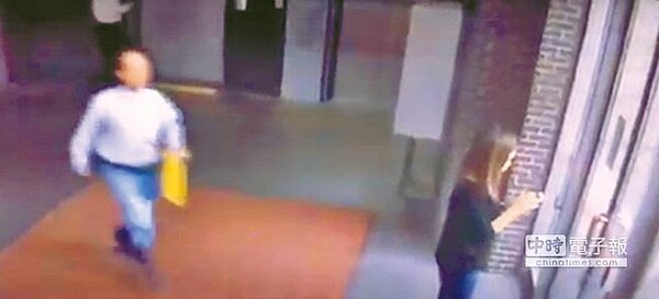 男子李明彥逞凶後落跑。（摘自市府提供影片）
