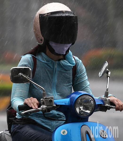 天氣風險管理公司總經理彭啟明說,今天持續昨天的雨勢,各地都有下雨機會,但還是東半部較多。聯合報系資料照