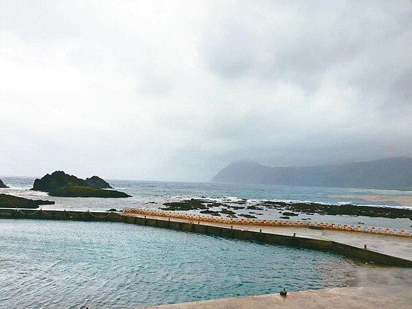 受玉兔颱風外圍環流及東北季風影響,台東蘭嶼鄉昨天風強浪勁,最大陣風達到13級風,海空交通全部停駛停飛,今天是否恢復正常?仍得視天候狀況而定。 圖/台東警分局提供