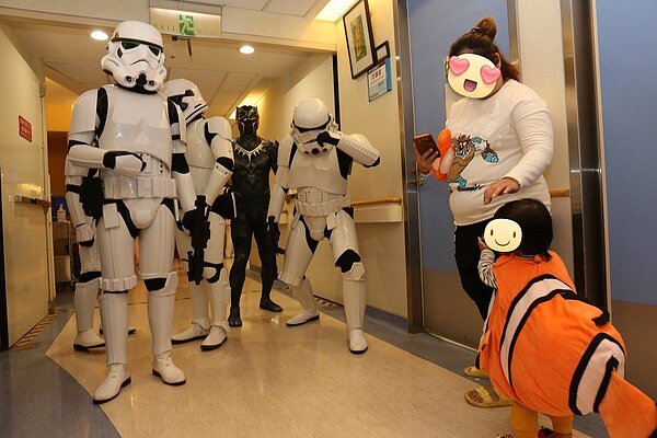 連續6年萬聖節英雄公益團皆至台大兒童醫院散播歡樂。圖／擷自施景中臉書