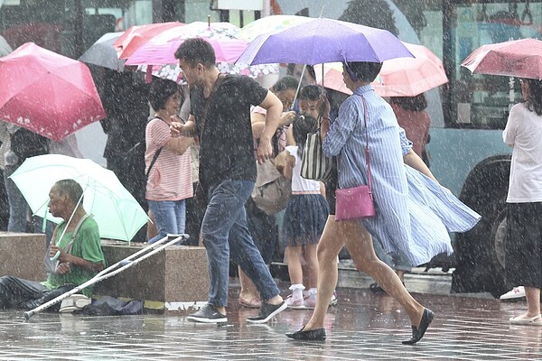 中央氣象局說，今天在基隆北海岸、大台北山區及東半部地區有局部大雨或豪雨發生的機率，東北部可能有豪雨以上等級累積雨量發生的機率。聯合報系資料照／記者林伯東攝影 