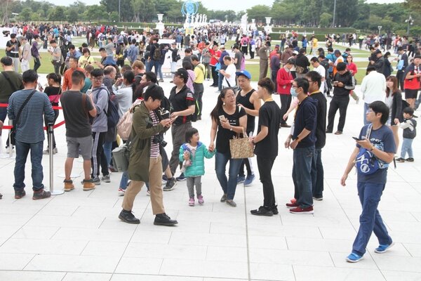 寶可夢今天起為期5天在台南登場，主場地奇美博物館今天一早就擠爆人潮。記者吳淑玲／攝影 