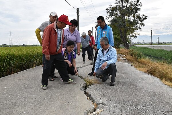 雲林縣大埤鄉延潭大排多年來,逢大雨就易淹水,鄰近大牌的雲178線在去年6月間就因豪大雨造成路基坍塌,另端的防汛道路則受大雨沖刷,路基被掏空。記者邱奕能/攝影
