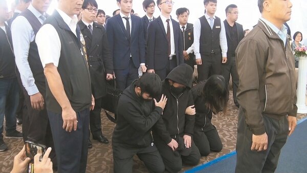 圖為普悠瑪司機員尤振仲（中）日前參加罹難者追思公祭，並在靈堂前下跪痛哭。 報系資料照