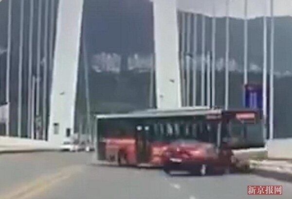 重慶一輛公車上月28日墜入長江，導致15人罹難。新京報網
