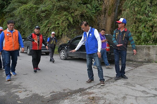 「全台最爛的路」投89線46.3K處路面落差過大,縣長林明溱(右2)責成工務處盡速補平。圖/南投縣政府提供