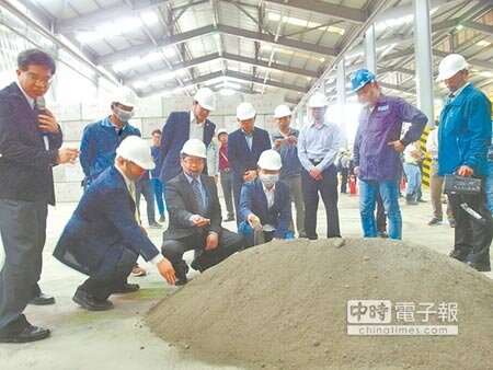 台南市政府環保局自建的焚化底渣處理廠，每年可將8萬8000公噸垃圾焚化底渣產製為再生粒料。（洪榮志攝） 