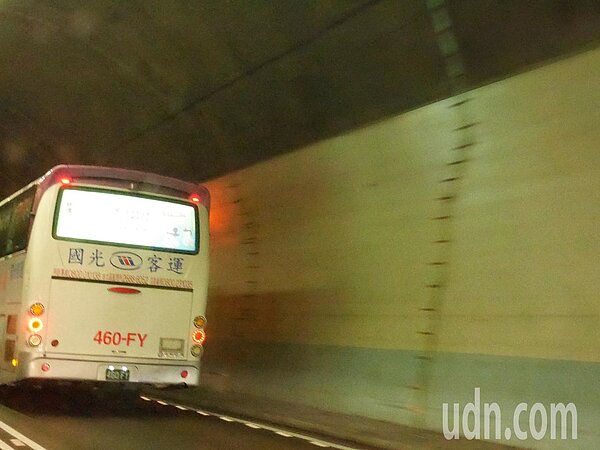 最近雪隧壁面經常局部插滿針筒,針筒排成直線,橫線,有的還交叉,長長的像條拉鍊,很嚇人。記者吳淑君/攝影