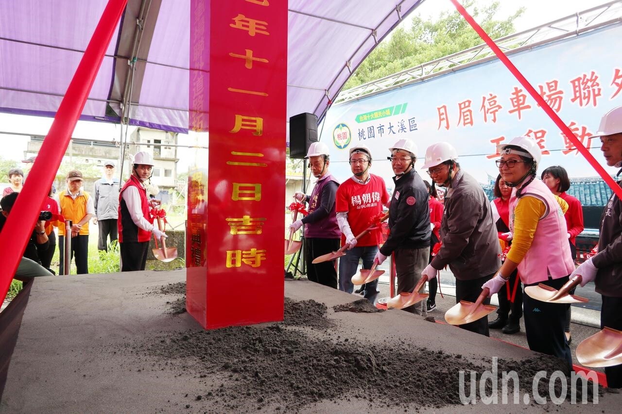 桃園大溪月眉停車場，由於停車場入口路幅狹小，市府推行「聯外道路拓寬工程」，總工程經費約1238萬元，預計明年2月底完工。記者許政榆／攝影