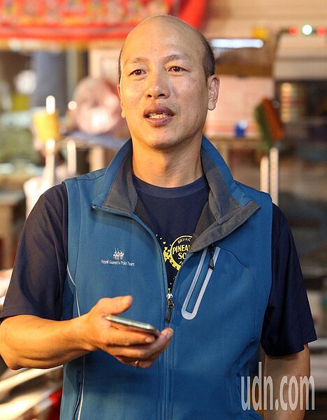 高市鼓山區內惟市場開麵包店的老闆黃聰勇人稱「阿勇」,有張超級明星臉,超像國民黨高市長候選人韓國瑜,還有朋友拜託他傳張「光頭照」,友人看了直呼「超像的!」。記者劉學聖/攝影