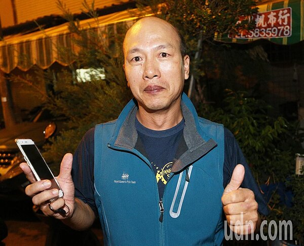 高市鼓山區內惟市場開麵包店的老闆黃聰勇人稱「阿勇」,有張超級明星臉,超像國民黨高市長候選人韓國瑜,還有朋友拜託他傳張「光頭照」,友人看了直呼「超像的!」。記者劉學聖/攝影