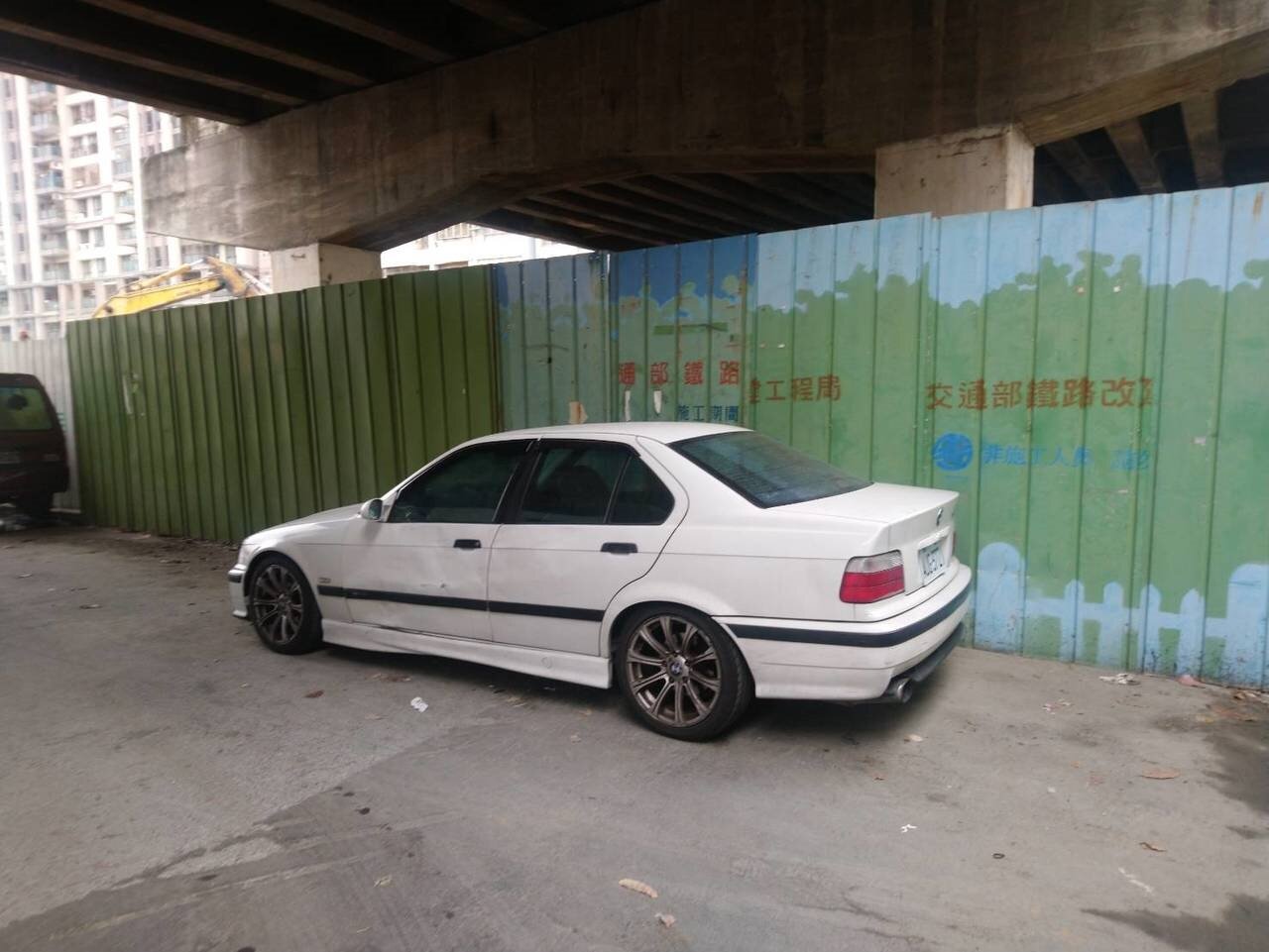 高雄市工務局下周一起先拆除大順陸橋下的隔間,卻因包商一張烏龍公告,引起附近居民怨言四起。記者謝梅芬/攝影