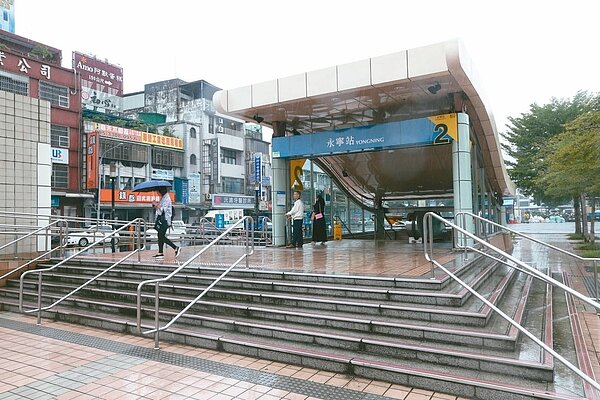 捷運永寧站接近北二高跟環河、65快速道路，交通方便。 記者葉信菉／攝影