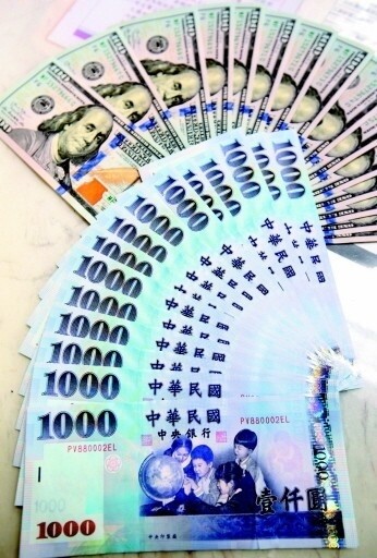 在外資大舉匯入下,昨天新台幣放量大升,盤中升幅高達二點八角,匯銀主管分析,「轉向的味道出來了」,預期下周新台幣將呈區間偏升的走勢。 圖/聯合報系資料照片