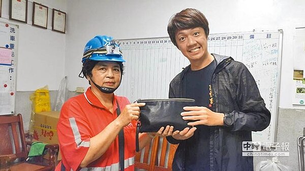 台鐵洗車作業員周玉嬌(左)拾金不昧,拾獲十多萬元全數歸還失主。(楊漢聲翻攝)