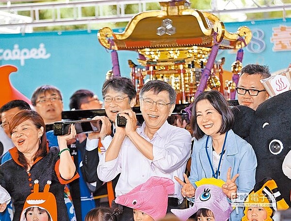台北市長柯文哲(中)2日出席2018北投溫泉季活動,與北市溫泉發展協會理事長周水美(左)、立委吳思瑤(右)等人一起進行抬轎啟動儀式。(張鎧乙攝)