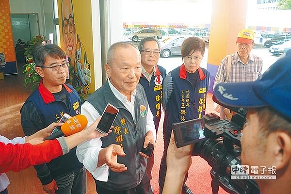 苗栗縣長候選人徐耀昌（中）。（陳慶居攝）