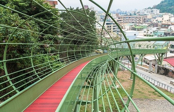 溜滑梯採用滾軸式設計，體驗時間約40秒。圖／取自高雄市政府都市發展局官網
