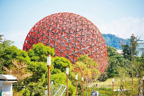 大型藝術裝置「聆聽花開的聲音」白天和晚上會有不同光影變化。圖片來源/市府提供