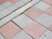 通車1周成坑疤路　四維商圈生意直落