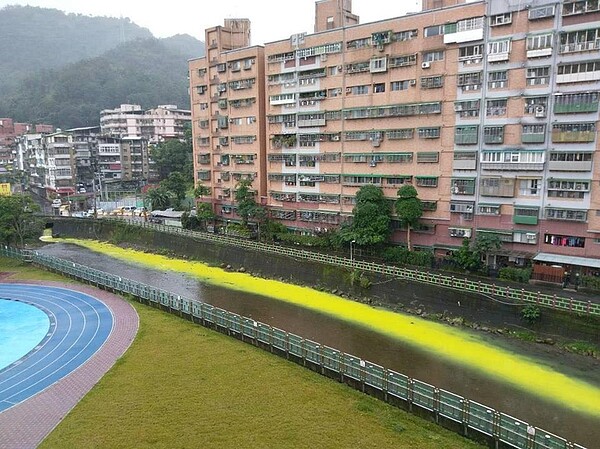 青潭溪變成螢光河,居民罵太誇張了。圖/王姓居民提供