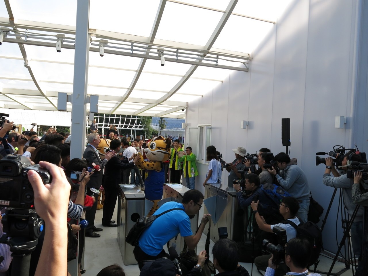 台中市長林佳龍上午9點宣布「2018台中世界花卉博覽會開幕了！並與每一位入園的遊客握手打招呼。記者黑中亮／攝影