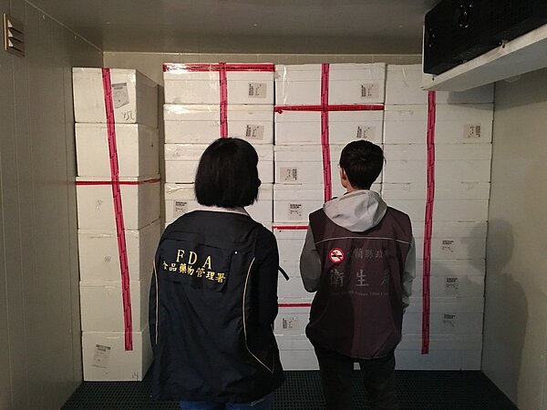 業者為搶先將進口大閘蟹上市，上月傳出不等檢驗報告出爐就先上架販售，震驚全國。圖／衛福部食藥署提供