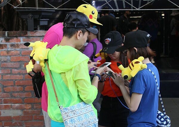 台南市區景點四周不時可見遊客抓寶,人車不時占用路面,員警不斷接獲檢舉必須到場處理。記者周宗禎/攝影