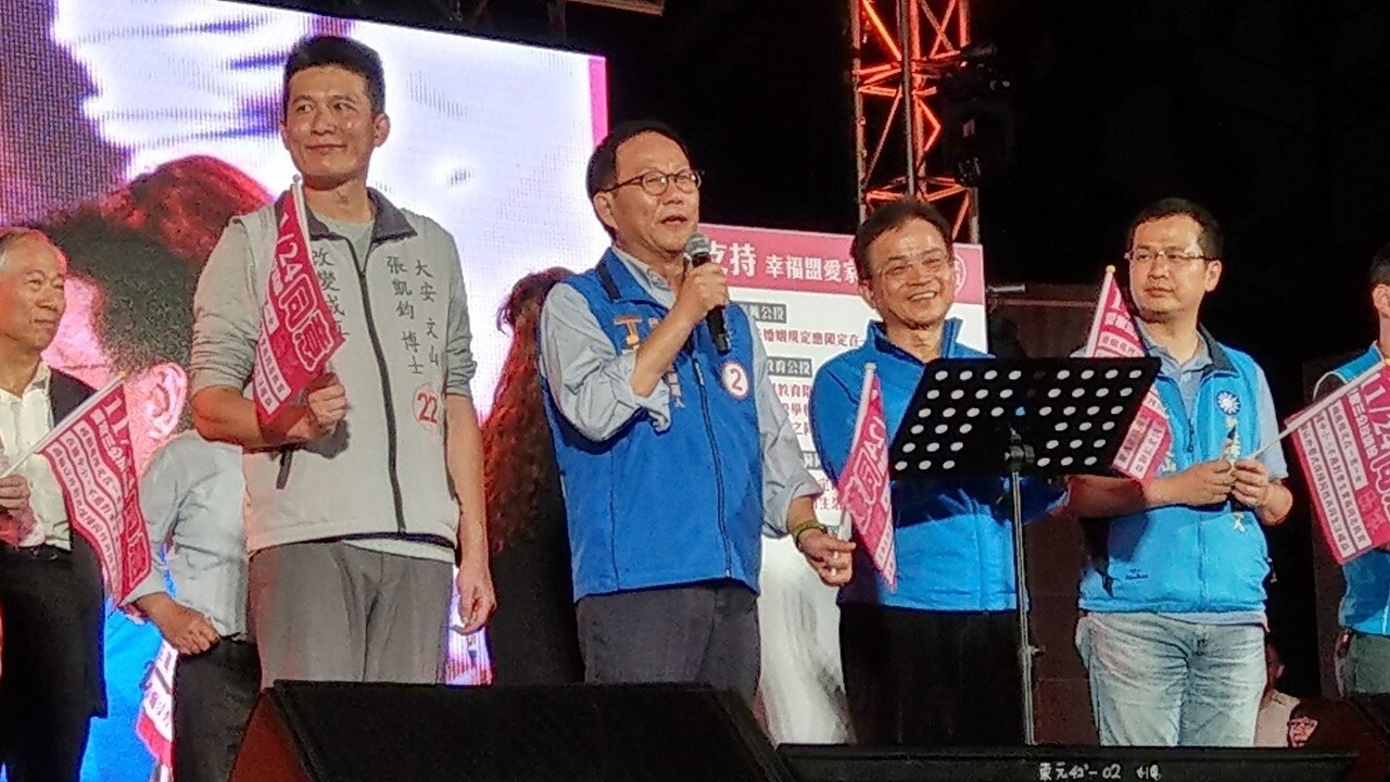 國民黨台北市長候選人丁守中曾多次公開表態支持愛家公投，今參加在大安森林公園舉行「兒少愛家愛國守住公投」聚會。記者楊正海/攝影