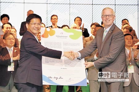 台中市長林佳龍（左）帶領178個國內、外單位共同簽署「台中宣言」，遞交給國際園藝生產者協會(AIPH)會長Bernard Oosterom（右），象徵「台中宣言」正式成為官方文件。（馮惠宜攝）