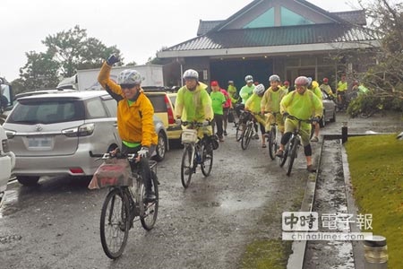 活動發起人鄭文嵐（左一穿黃夾克）帶領著滿腔熱血的自行車騎士，展開兩天騎完150公里的騎車募款活動。 （胡健森攝）