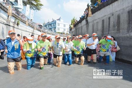 「二水國際跑水節」吸引各地和國際人體驗，「引跑水」跑出水花四濺。（吳敏菁攝）